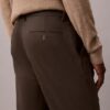 Pantalones chinos ajustados de satén de algodón