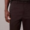 Pantalones chinos ajustados y cónicos de satén de algodón