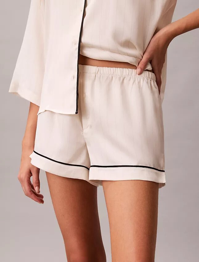 Pantalones cortos con brillo satinado Pantalones cortos con brillo satinado