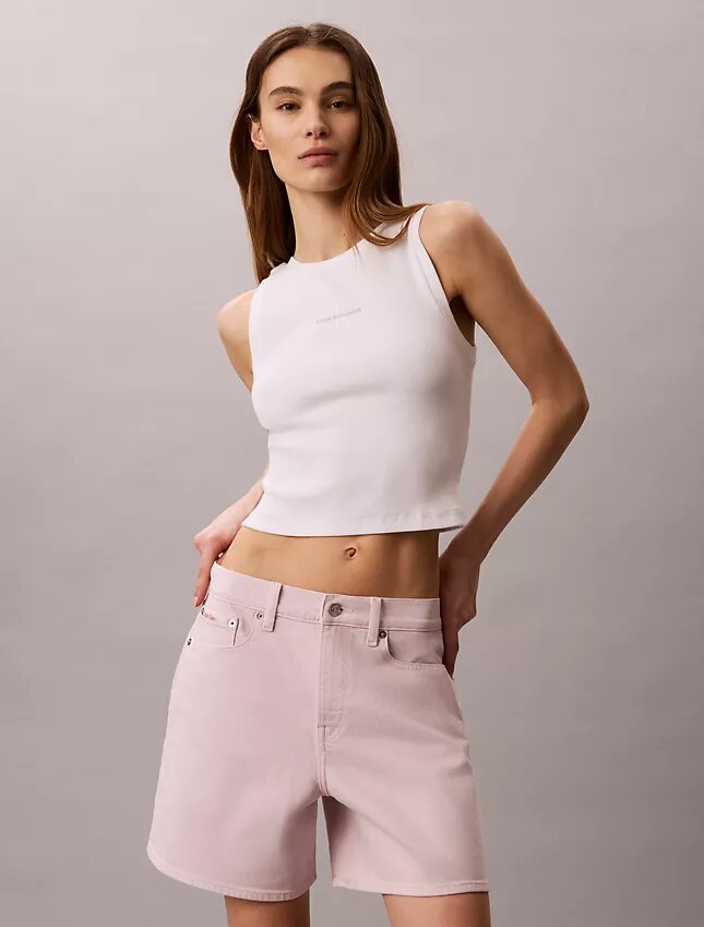 Pantalones cortos de talle alto y corte acampanado teñidos en prenda Pantalones cortos de talle alto y corte acampanado teñidos en prenda
