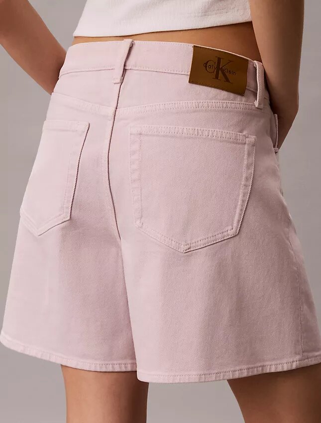 Pantalones cortos de talle alto y corte acampanado teñidos en prenda Pantalones cortos de talle alto y corte acampanado teñidos en prenda