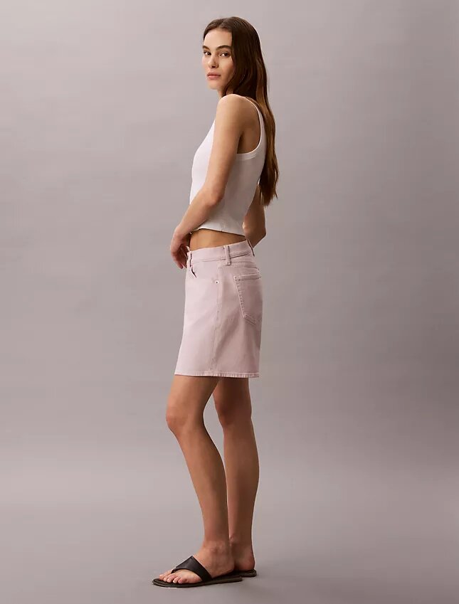 Pantalones cortos de talle alto y corte acampanado teñidos en prenda Pantalones cortos de talle alto y corte acampanado teñidos en prenda