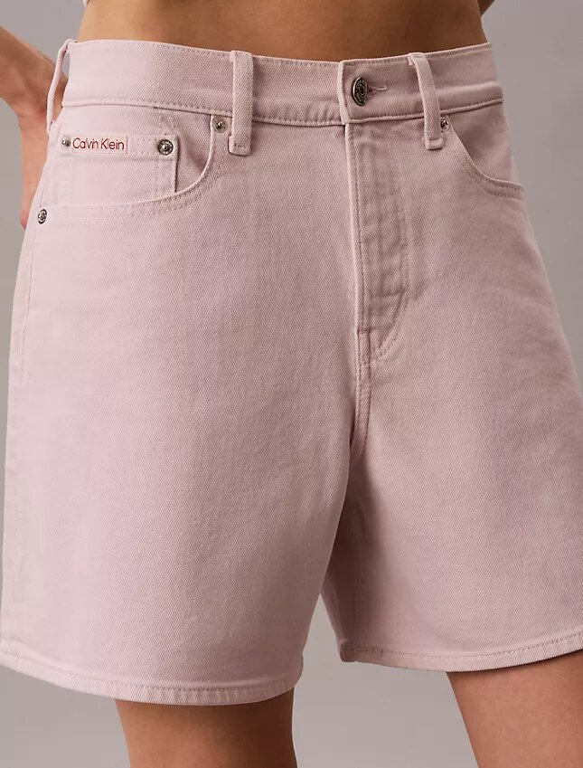 Pantalones cortos de talle alto y corte acampanado teñidos en prenda Pantalones cortos de talle alto y corte acampanado teñidos en prenda