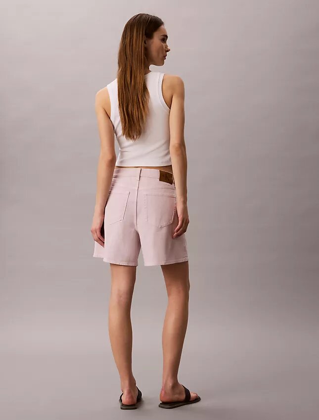 Pantalones cortos de talle alto y corte acampanado teñidos en prenda Pantalones cortos de talle alto y corte acampanado teñidos en prenda