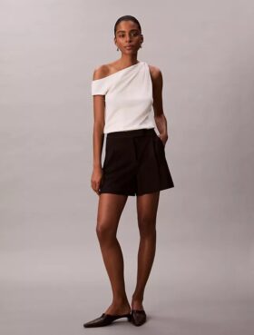 Pantalones cortos entallados con pliegues