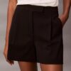 Pantalones cortos entallados con pliegues Pantalones cortos entallados con pliegues