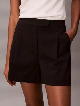 Pantalones cortos entallados con pliegues