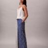 Pantalones de pierna ancha de sarga de viscosa estampada Pantalones de pierna ancha de sarga de viscosa estampada