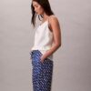 Pantalones de pierna ancha de sarga de viscosa estampada Pantalones de pierna ancha de sarga de viscosa estampada