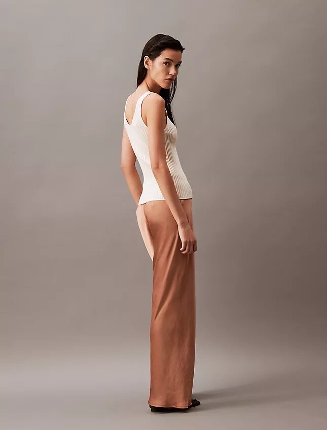 Pantalones de pierna ancha de satén arrugado Pantalones de pierna ancha de satén arrugado