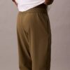 Pantalones deportivos modernos de tejido