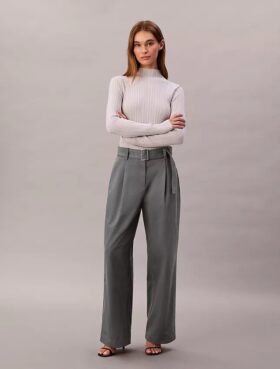 Pantalones entallados con cinturón