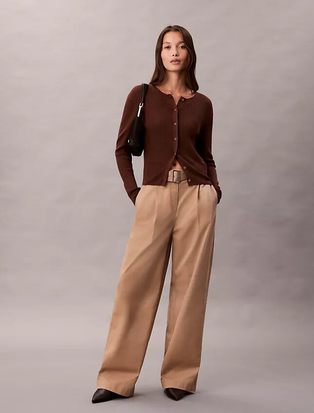 Pantalones entallados con cinturón Pantalones entallados con cinturón