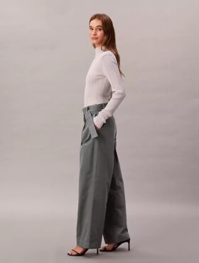 Pantalones entallados con cinturón