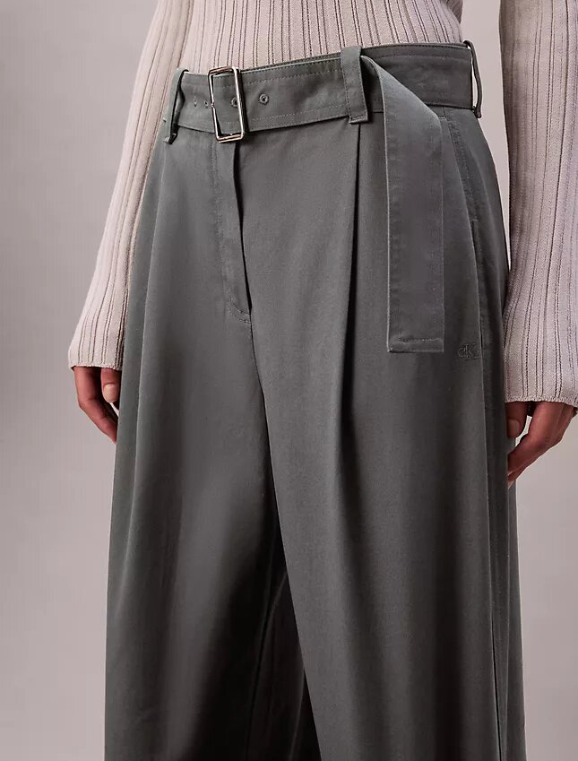 Pantalones entallados con cinturón Pantalones entallados con cinturón