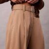 Pantalones entallados con cinturón Pantalones entallados con cinturón