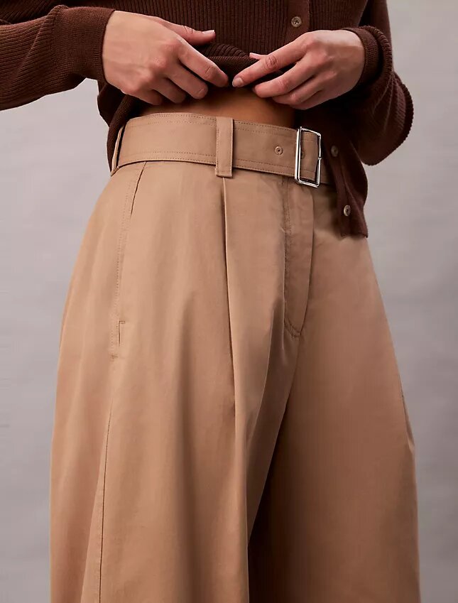 Pantalones entallados con cinturón Pantalones entallados con cinturón