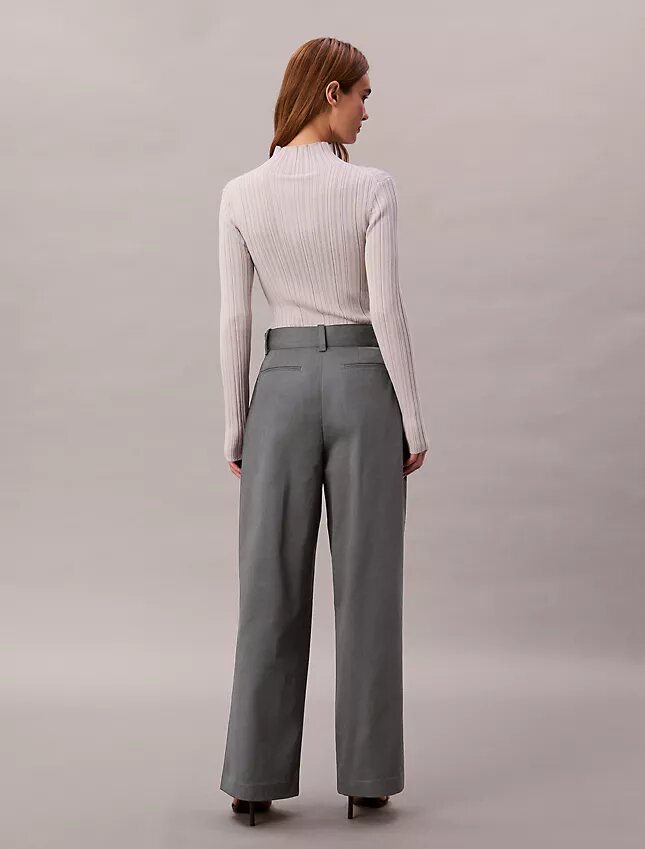 Pantalones entallados con cinturón Pantalones entallados con cinturón