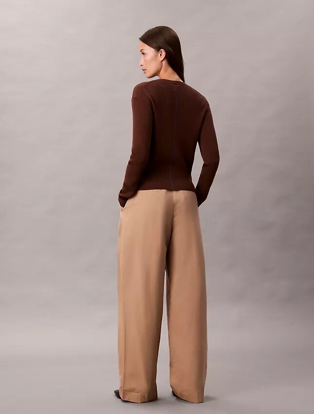 Pantalones entallados con cinturón Pantalones entallados con cinturón