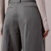 Pantalones entallados con cinturón Pantalones entallados con cinturón