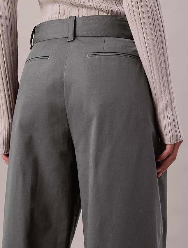 Pantalones entallados con cinturón Pantalones entallados con cinturón