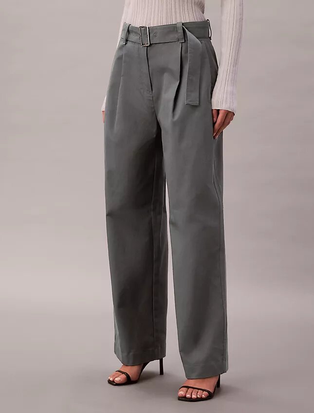 Pantalones entallados con cinturón Pantalones entallados con cinturón