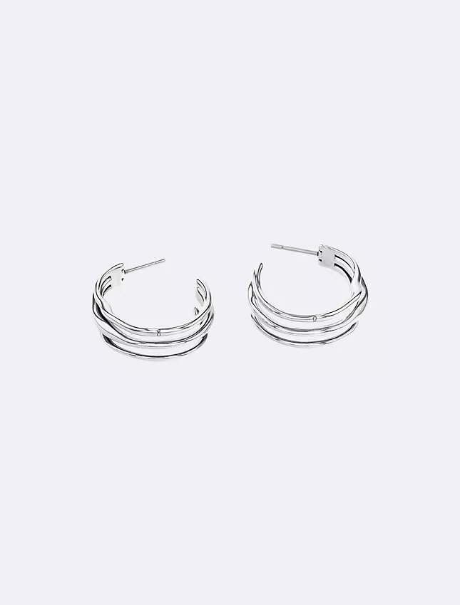 Pendientes de aro con forma fluida y escultural Pendientes de aro con forma fluida y escultural