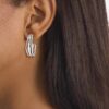 Pendientes de aro con forma fluida y escultural Pendientes de aro con forma fluida y escultural