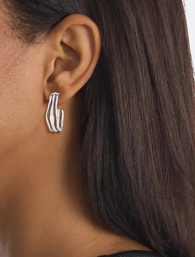 Pendientes de aro con forma fluida y escultural Pendientes de aro con forma fluida y escultural