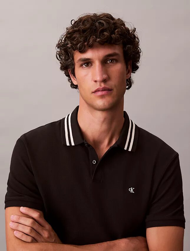 Polo clásico con ribetes de piqué y Monogram Polo clásico con ribetes de piqué y Monogram
