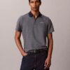 Polo con cremallera y diseño en espiga Polo con cremallera y diseño en espiga
