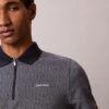 Polo con cremallera y diseño en espiga Polo con cremallera y diseño en espiga