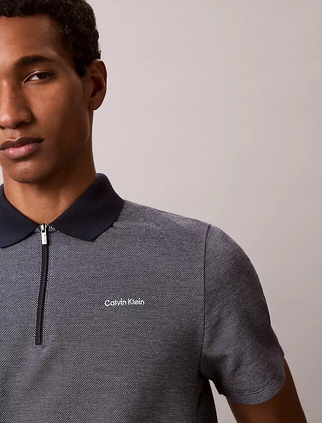 Polo con cremallera y diseño en espiga Polo con cremallera y diseño en espiga