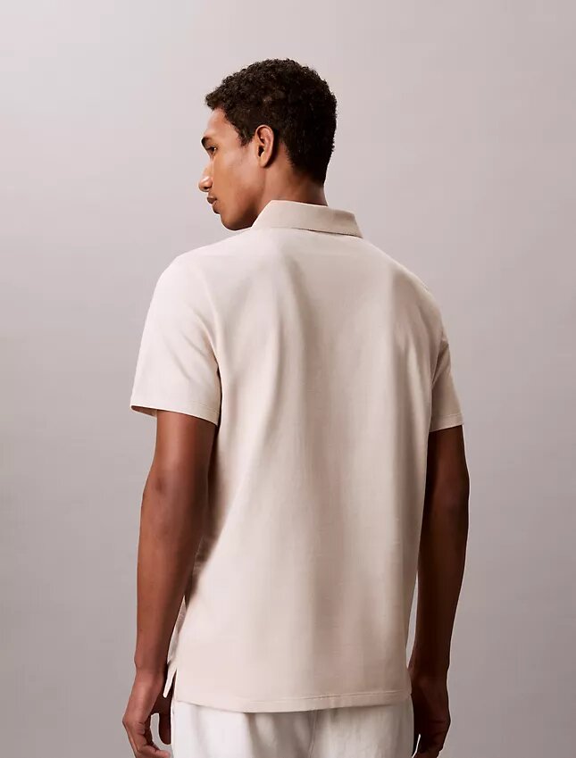 Polo con cremallera y diseño en espiga Polo con cremallera y diseño en espiga