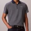 Polo con cremallera y diseño en espiga Polo con cremallera y diseño en espiga
