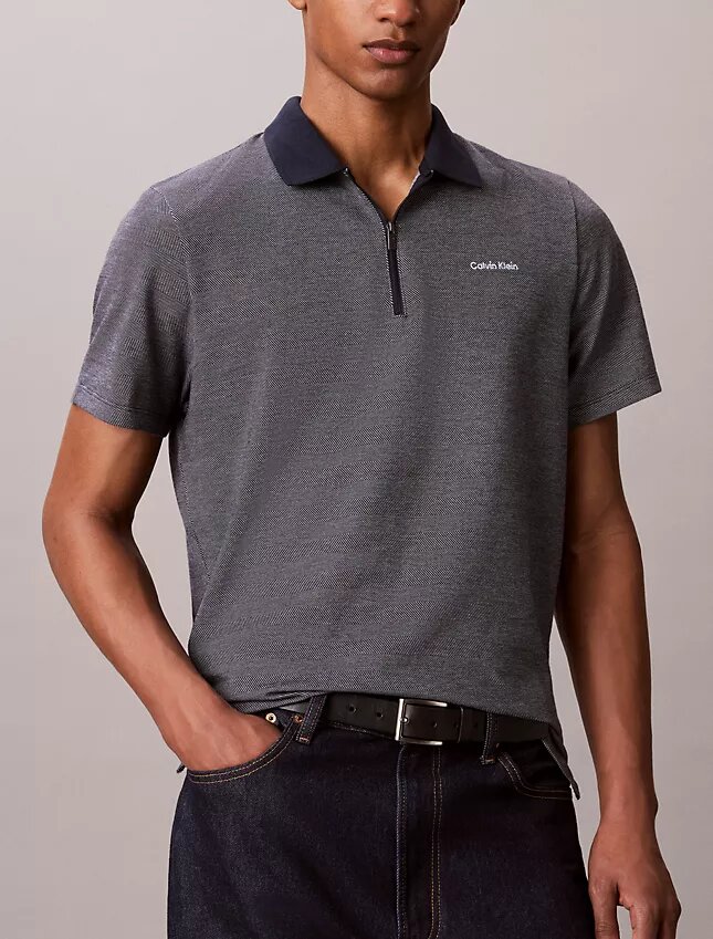 Polo con cremallera y diseño en espiga Polo con cremallera y diseño en espiga