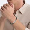 Pulsera de cuero con placa identificativa biselada