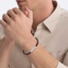 Pulsera de cuero con placa identificativa biselada