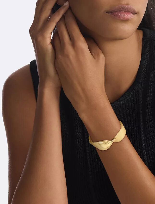 Pulsera tipo brazalete con bisagra Pulsera tipo brazalete con bisagra