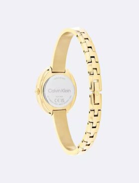 Reloj con bisel contorneado