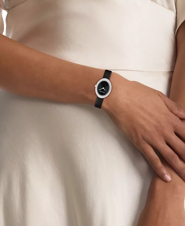 Reloj con bisel contorneado, esfera ovalada y correa de piel Reloj con bisel contorneado, esfera ovalada y correa de piel