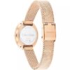 Reloj con bisel contorneado y esfera ovalada