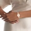 Reloj con bisel contorneado y esfera ovalada