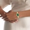 Reloj con bisel contorneado y esfera ovalada