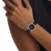 Reloj con esfera con emblema integral y correa de piel Reloj con esfera con emblema integral y correa de piel