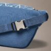 Riñonera de Denim con logotipo en todo el tejido