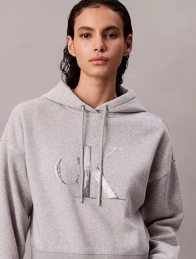 Sudadera con capucha holgada de felpa con Monogram de lentejuelas Sudadera con capucha holgada de felpa con Monogram de lentejuelas