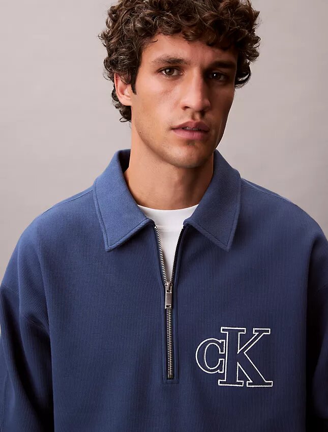 Sudadera con cremallera de un cuarto y logotipo Monogram Varsity Sudadera con cremallera de un cuarto y logotipo Monogram Varsity