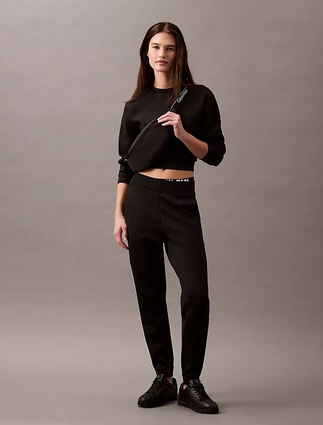 Sudadera corta de cuello redondo con tejido espaciado Sudadera corta de cuello redondo con tejido espaciado