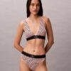 Sujetador Bralette triangular elástico de Microfiber con Monogram gráfico y forro ligero Sujetador Bralette triangular elástico de Microfiber con Monogram gráfico y forro ligero